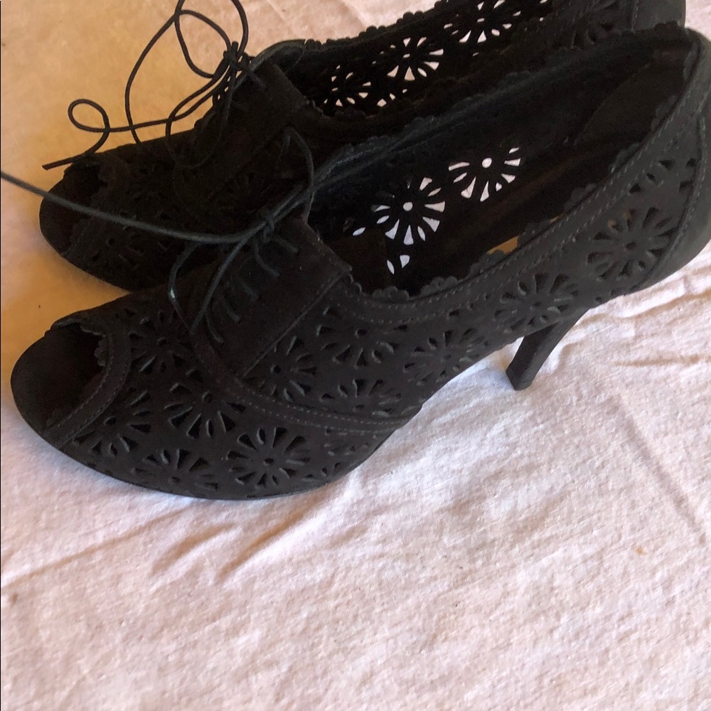 Pour La Victoire Black Cutout Heels